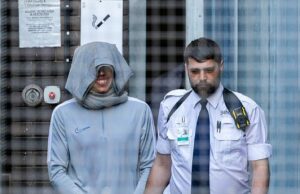 A fúria surge sobre o motivo pelo qual o assassino migrante de pequeno barco que fugiu do Egito antes de cometer ataque sexual a uma mulher inconsciente na praia de Brighton estava hospedado em um hotel de asilo Al-Danasurt sorri ao ser conduzido à van da prisão após o julgamento na quarta-feira