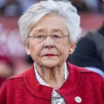 A governadora do Alabama, Kay Ivey, assiste a um jogo de futebol americano universitário entre Troy e Arkansas State em 7 de outubro de 2023.