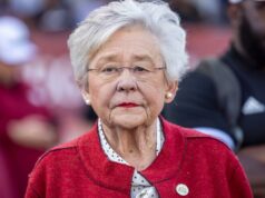 A governadora do Alabama, Kay Ivey, hospitalizada após o procedimento, diz seu escritório A governadora do Alabama, Kay Ivey, assiste a um jogo de futebol americano universitário entre Troy e Arkansas State em 7 de outubro de 2023.