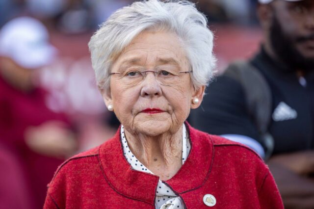A governadora do Alabama, Kay Ivey, assiste a um jogo de futebol americano universitário entre Troy e Arkansas State em 7 de outubro de 2023.