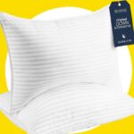 Duas almofadas queen-size listradas brancas da Beckham Hotel Collection.