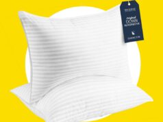 A grande promoção de primavera pode ter acabado, mas a promoção das almofadas Beckham não acabou Duas almofadas queen-size listradas brancas da Beckham Hotel Collection.