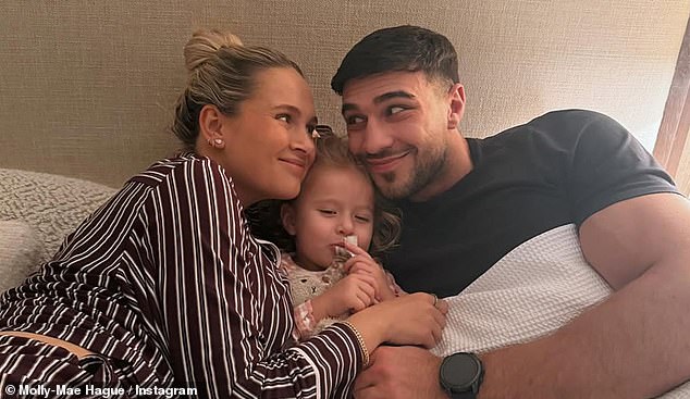 A grávida Molly-Mae Hague revela uma luxuosa reforma no quarto Molly-Mae Hague revelou a luxuosa reforma do quarto principal dela e de seu parceiro Tommy Fury enquanto ela continua a transformar sua mansão de £ 5 milhões em Cheshire