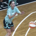 Anneli Maley consegue um passe durante o campo de treinamento do Liberty em 21 de abril de 2026 no Barclays Center.