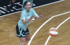 A guarda australiana Anneli Maley levando uma chance no campo de treinamento do Liberty Anneli Maley consegue um passe durante o campo de treinamento do Liberty em 21 de abril de 2026 no Barclays Center.