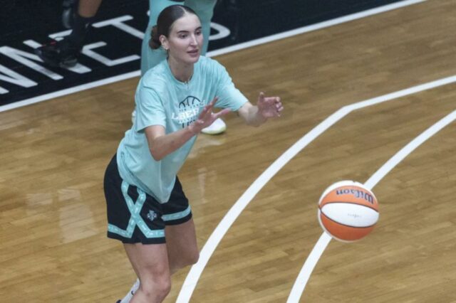 Anneli Maley consegue um passe durante o campo de treinamento do Liberty em 21 de abril de 2026 no Barclays Center.