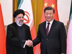 A guerra silenciosa da China: como Pequim armou, financiou e capacitou o Irão O presidente iraniano, Ebrahim Raisi, e o presidente chinês, Xi Jinping, apertam as mãos diante de suas bandeiras nacionais.