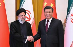A guerra silenciosa da China: como Pequim armou, financiou e capacitou o Irão O presidente iraniano, Ebrahim Raisi, e o presidente chinês, Xi Jinping, apertam as mãos diante de suas bandeiras nacionais.