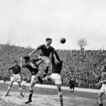 A história da estreia de Sir Bobby Charlton no Man Utd em 1956, o primeiro passo para se tornar uma lenda do clube