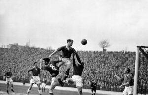 A história da estreia de Sir Bobby Charlton no Man Utd em 1956, o primeiro passo para se tornar uma lenda do clube A história da estreia de Sir Bobby Charlton no Man Utd em 1956, o primeiro passo para se tornar uma lenda do clube