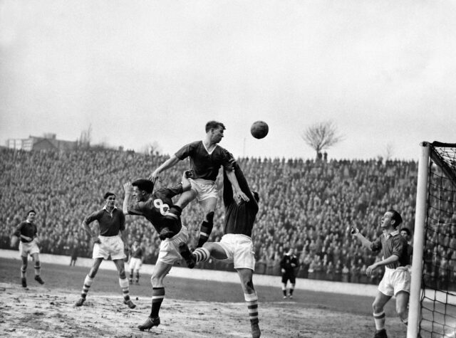 A história da estreia de Sir Bobby Charlton no Man Utd em 1956, o primeiro passo para se tornar uma lenda do clube
