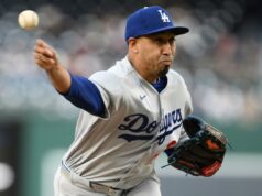 A implosão de Edwin Diaz é um pouco preocupante para os Dodgers Edwin Diaz, usando um boné dos Dodgers, fala com Will Smith, o apanhador dos Dodgers.