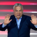 O primeiro-ministro húngaro, Viktor Orban (à esquerda), aperta a mão do presidente dos EUA, Donald Trump, durante a Cúpula da Paz em Sharm El Sheikh, no Egito. Data da foto: segunda-feira, 13 de outubro de 2025. 81990874 (Associação de Imprensa via AP Images)