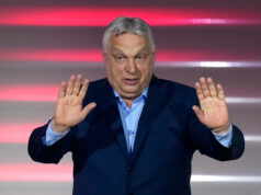 A impressionante derrota eleitoral do ditador amigo do MAGA envia uma mensagem forte a Trump O primeiro-ministro húngaro, Viktor Orban (à esquerda), aperta a mão do presidente dos EUA, Donald Trump, durante a Cúpula da Paz em Sharm El Sheikh, no Egito. Data da foto: segunda-feira, 13 de outubro de 2025. 81990874 (Associação de Imprensa via AP Images)