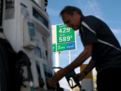 A inflação atinge os níveis mais elevados em dois anos, à medida que a guerra no Irão eleva os preços da gasolina Carlos Ferre reabastecendo seu veículo em um posto de gasolina onde a gasolina normal custa US$ 4,29 por galão e o diesel custa US$ 5,89 por galão.