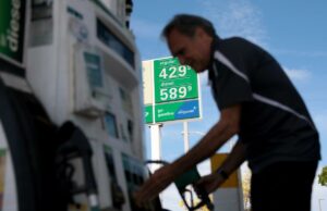 A inflação atinge os níveis mais elevados em dois anos, à medida que a guerra no Irão eleva os preços da gasolina Carlos Ferre reabastecendo seu veículo em um posto de gasolina onde a gasolina normal custa US$ 4,29 por galão e o diesel custa US$ 5,89 por galão.