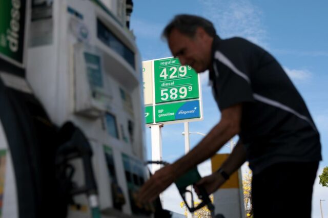 A inflação atinge os níveis mais elevados em dois anos, Carlos Ferre reabastecendo seu veículo em um posto de gasolina onde a gasolina normal custa US$ 4,29 por galão e o diesel custa US$ 5,89 por galão.