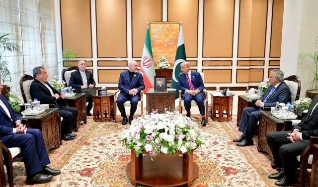 A influência do Estreito de Ormuz paira sobre as negociações EUA-Irã em Islamabad
