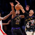 O jogador da NBA Kevin Durant, com uniforme branco e vermelho do Rockets, dribla a bola enquanto é defendido por dois jogadores do Lakers com uniformes roxo e preto.