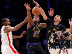 A intensidade defensiva do Lakers coloca o Rockets em um estrangulamento, um déficit formidável O jogador da NBA Kevin Durant, com uniforme branco e vermelho do Rockets, dribla a bola enquanto é defendido por dois jogadores do Lakers com uniformes roxo e preto.