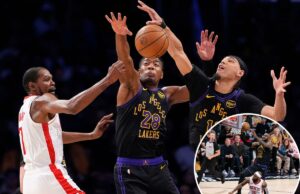 A intensidade defensiva do Lakers coloca o Rockets em um estrangulamento, um déficit formidável O jogador da NBA Kevin Durant, com uniforme branco e vermelho do Rockets, dribla a bola enquanto é defendido por dois jogadores do Lakers com uniformes roxo e preto.