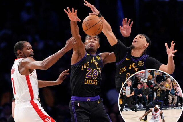 O jogador da NBA Kevin Durant, com uniforme branco e vermelho do Rockets, dribla a bola enquanto é defendido por dois jogadores do Lakers com uniformes roxo e preto.