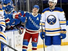 A jogada escaldante de Adam Fox só traz mais perguntas sobre os Rangers O defensor do Rangers, Adam Fox (23), patina com o disco.