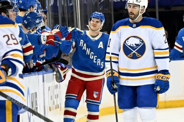A jogada escaldante de Adam Fox só traz mais perguntas O defensor do Rangers, Adam Fox (23), patina com o disco.