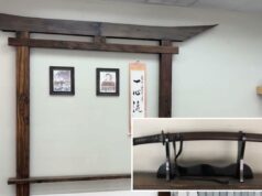 A lendária espada de samurai usada para combate corpo a corpo é roubada do dojo da Califórnia Espada de samurai histórica com bainha marrom escura apoiada em um suporte preto.