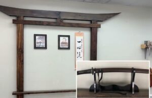 A lendária espada de samurai usada para combate corpo a corpo é roubada do dojo da Califórnia Espada de samurai histórica com bainha marrom escura apoiada em um suporte preto.