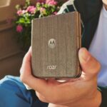 Motorola Razr Ultra encostado em uma árvore perene