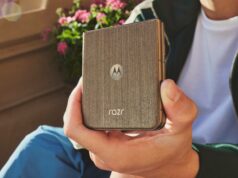 A linha dobrável 2026 da Motorola está aqui, com o Razr Ultra liderando o ataque Motorola Razr Ultra encostado em uma árvore perene