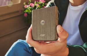 A linha dobrável 2026 da Motorola está aqui, com o Razr Ultra liderando o ataque Motorola Razr Ultra encostado em uma árvore perene