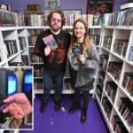 A locadora de vídeo Retro NYC marca seu primeiro ano de negócios em expansão – graças à crescente demanda da Geração Z por VHS e DVDs