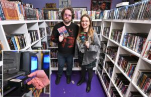 A locadora de vídeo Retro NYC marca seu primeiro ano de negócios em expansão – graças à crescente demanda da Geração Z por VHS e DVDs A locadora de vídeo Retro NYC marca seu primeiro ano de negócios em expansão – graças à crescente demanda da Geração Z por VHS e DVDs