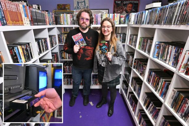 A locadora de vídeo Retro NYC marca seu primeiro ano A locadora de vídeo Retro NYC marca seu primeiro ano de negócios em expansão – graças à crescente demanda da Geração Z por VHS e DVDs