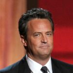 Matthew Perry durante o Museu de Televisão e Rádio para homenagear a equipe de produção de Dan Rather And Friends da CBS News no The Beverly Hills Hotel em Beverly Hills, CA, Estados Unidos. (Crédito: Chris Polk/FilmMagic)