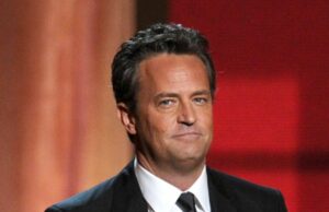 A madrasta de Matthew Perry pede ao tribunal que dê à ‘mulher sem coração’ Jasveen Sangha a sentença máxima de prisão Matthew Perry durante o Museu de Televisão e Rádio para homenagear a equipe de produção de Dan Rather And Friends da CBS News no The Beverly Hills Hotel em Beverly Hills, CA, Estados Unidos. (Crédito: Chris Polk/FilmMagic)