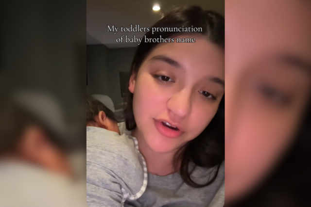 A mãe não consegue lidar com a razão pela qual a criança continua errando o nome do novo irmão
