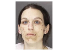 A mãe viu o filho, de 4 anos, imóvel de joelhos por horas. Ela tirou uma foto dele e agora é acusada: relatórios Yahoo news home