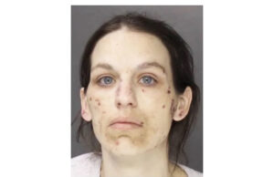 A mãe viu o filho, de 4 anos, imóvel de joelhos por horas. Ela tirou uma foto dele e agora é acusada: relatórios Yahoo news home