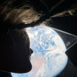 O banheiro dos astronautas Artemis II separa a urina para liberação no espaço e armazena fezes para descarte após seu retorno à Terra. A tripulação treinou como usar o sistema usando este modelo no Johnson Space Center da NASA em Houston. - Agência Espacial Canadense)