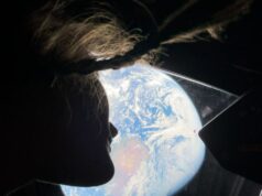 A mais da metade do caminho para a Lua, os astronautas do Artemis II estão enfrentando um problema no banheiro O banheiro dos astronautas Artemis II separa a urina para liberação no espaço e armazena fezes para descarte após seu retorno à Terra. A tripulação treinou como usar o sistema usando este modelo no Johnson Space Center da NASA em Houston. - Agência Espacial Canadense)