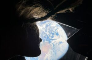 A mais da metade do caminho para a Lua, os astronautas do Artemis II estão enfrentando um problema no banheiro O banheiro dos astronautas Artemis II separa a urina para liberação no espaço e armazena fezes para descarte após seu retorno à Terra. A tripulação treinou como usar o sistema usando este modelo no Johnson Space Center da NASA em Houston. - Agência Espacial Canadense)