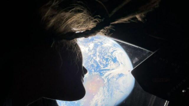 O banheiro dos astronautas Artemis II separa a urina para liberação no espaço e armazena fezes para descarte após seu retorno à Terra. A tripulação treinou como usar o sistema usando este modelo no Johnson Space Center da NASA em Houston. - Agência Espacial Canadense)