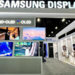 Motorola Razr+ 2024 ao lado do Samsung Galaxy S24+ com o logotipo AP Best no meio em um fundo verde.