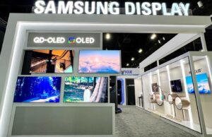 A mais recente tecnologia de exibição da Samsung será lançada no Pixel 11 Motorola Razr+ 2024 ao lado do Samsung Galaxy S24+ com o logotipo AP Best no meio em um fundo verde.