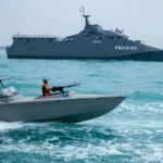 Os barcos do Irão são muitas vezes demasiado pequenos para aparecerem em imagens de satélite e estão atracados ao longo de cais dentro de cavernas profundas escavadas na costa rochosa, prontos para serem utilizados em poucos minutos.