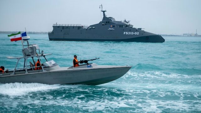 Os barcos do Irão são muitas vezes demasiado pequenos para aparecerem em imagens de satélite e estão atracados ao longo de cais dentro de cavernas profundas escavadas na costa rochosa, prontos para serem utilizados em poucos minutos.