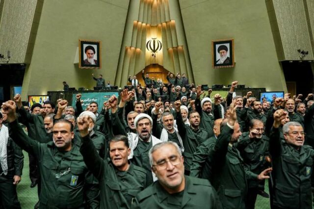 Com muitos dos antigos líderes do IRGC eliminados, o Irão é liderado por uma estrutura de comando esgotada e dispersa, impulsionada por um extremismo que é difícil para o Ocidente compreender plenamente. (crédito: MAJID ASGARIPOUR/WANA (AGÊNCIA DE NOTÍCIAS DA ÁSIA OCIDENTAL) VIA REUTERS)